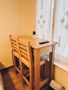 乌斯怀亚Ulen的一张木桌,两把椅子坐在窗边