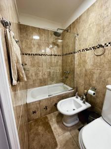 乌斯怀亚Ulen的带浴缸、卫生间和盥洗盆的浴室