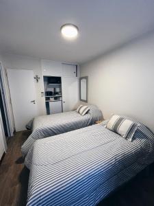 乌斯怀亚Ulen的一间卧室配有两张床和一台冰箱