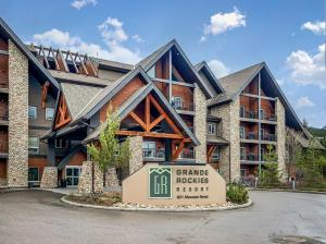 坎莫尔Outstanding Mountain Condo *WATERSLIDE* HOTTUB* hosted by Fenwick Vacation Rentals的前面有标志的大建筑