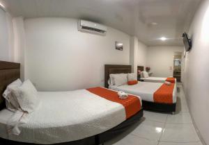 比亚维森西奥Hotel Royal Classy的一间卧室,配有两张床