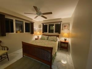 檀香山Paradise at Ehupua的一间卧室配有一张床和吊扇