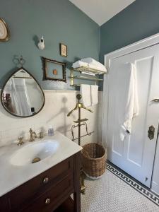 萨克拉门托Harbinson House的一间带水槽、镜子和淋浴的浴室