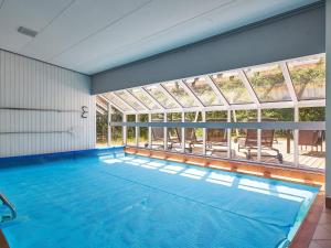 内克瑟Holiday home Nexø XLII的一个带大窗户的室内游泳池