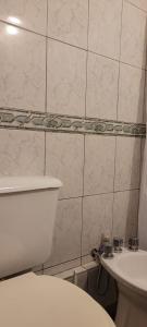 卡塔马卡DEPARTAMENTO A&F II ALQUILER TEMPORARIO的浴室配有白色卫生间和盥洗盆。