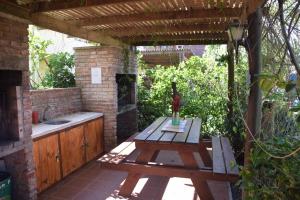 巴拉德瓦利扎斯康牧普乐欧索尔代维尼斯公寓的户外庭院设有桌子和水槽