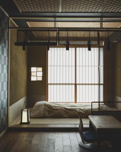 东京cyashitsu ryokan asakusa的一间卧室设有一张床和一个大窗户