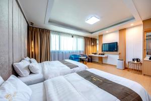 丽水市HS旅游大酒店的酒店客房设有两张床和电视。