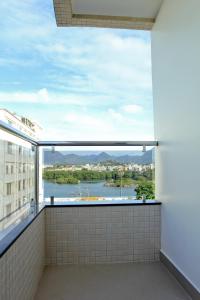 瓜拉派瑞Hotel Raio de Sol的享有水景的阳台