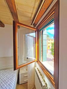 布拉诺岛Ca' Nova - Burano的房屋内带大窗户的房间
