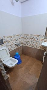 BokāroHOTEL SWAGAT的一间带卫生间和水槽的浴室