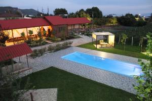 克瓦雷利Villa Vitis的一座房子的院子内的游泳池