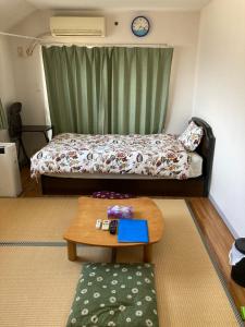 鹿儿岛短期賃貸ビッグバーンズマンション田上的一间小卧室,配有一张床和一张桌子