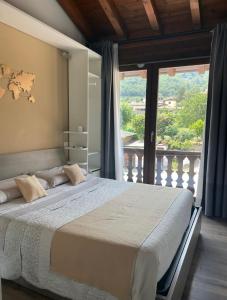 科尔特弗兰卡La terrazza sulle vigne B&B的一间卧室设有一张大床和一个大窗户