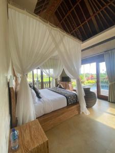 乌布Anggarakasih Ubud Villa的卧室配有带蚊帐的床