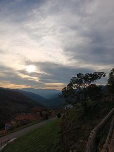米耶雷斯La Castañar - La Vallicuerra Casas Rurales的享有山丘和天空的阳光