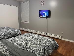 林登Lovely three Bedroom Apartment near Jersey city and Newyork的一间卧室配有两张床和一台平面电视