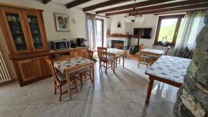 查兰德圣安塞尔Casa Margherita Chambres d'Hôtes & SPA的厨房以及带桌椅的用餐室。