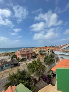 圣玛丽亚New Rooftop Penthouse with Oceanview的享有拥有房屋的城镇和大海的景色