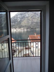 东兹斯托里弗Chic sea front apartment with breathtaking Kotor Bay view的从窗户可欣赏到湖景