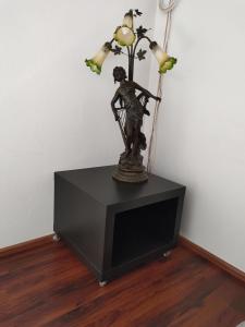 福尔萨Walhalla apartment的把花放在黑站上的女人的雕像