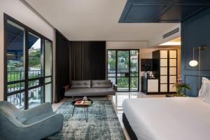海法Hotel Botanica- Limited Edition By Fattal的一间卧室设有一张床和一间客厅。