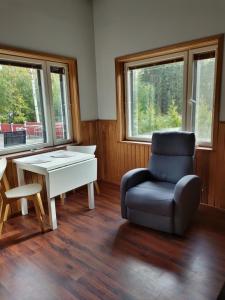 福尔萨Walhalla apartment的客房设有椅子、书桌和窗户。