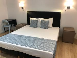 BuysinghenShelter-rooms的一间卧室配有一张大床和两个枕头