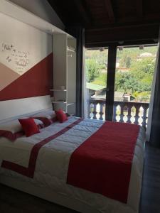 科尔特弗兰卡La terrazza sulle vigne B&B的一间卧室设有一张大床和大窗户