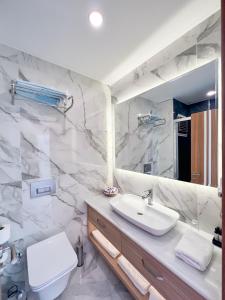 达利安Dna Hotel Dalyan的一间带水槽、卫生间和镜子的浴室