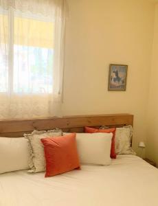 达夫纳O&B Hospitality - אירוח אלף בית的一间卧室配有两张带枕头的床和窗户。