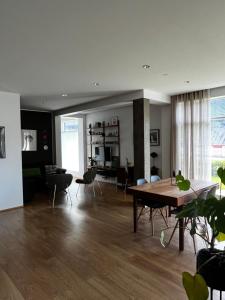 塞济斯菲厄泽赛季斯菲尔泽公寓酒店的客厅配有木桌和椅子
