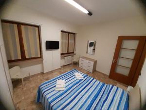 韦尔切利VERCELLI CENTRO的卧室配有蓝色和白色的床,提供毛巾