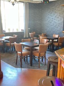 HenwickThe Swan Inn的用餐室设有桌椅和窗户。