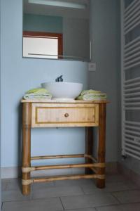 Plouarzel多梅因科租阿特旅馆的浴室配有带水槽的木桌
