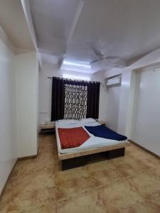 纳西克Sai Anand的一间带床的卧室,位于带窗户的房间内