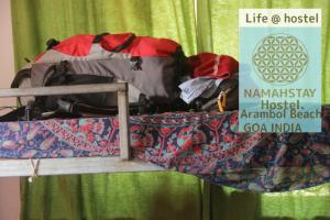 阿姆波尔NamahStay Hostel, Cowork & Artist residency Arambol的一堆行李放在双层床的上面
