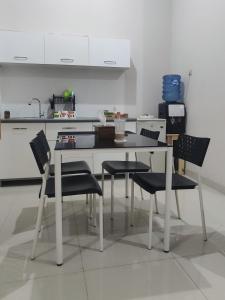 TjolomaduChoko Homestay的厨房配有白色的桌椅
