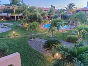 棕榈滩Luxury two-bedroom townhome in few steps from Eagle Beach的享有度假村的空中景致,设有游泳池和棕榈树