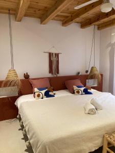 圣埃乌拉利亚La Bohemia del Rio Hostal Boutique-Adults Only的一间带两张床的卧室,位于木天花板的房间