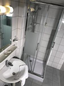 博帕德莱茵鲁斯特酒店的一间带水槽和淋浴的浴室