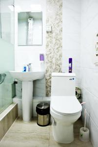 乌兰巴托UB Guesthouse & Tours的浴室配有白色卫生间和盥洗盆。