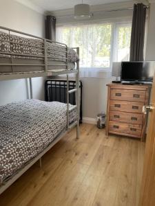 赫姆斯比265 Belle Aire, Modern Property的一间卧室配有两张双层床和电视