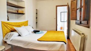 格拉纳达Entre Dos Aguas的一间卧室配有一张黄色毯子床