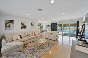 劳德代尔堡Bahama Breeze的客厅配有沙发和桌子