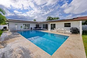 劳德代尔堡Bahama Breeze的一座房子后院的游泳池