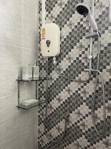南邦Service Apartment ใจกลางเมืองใกล้แหล่งท่องเที่ยว119ทับ1ถนนปงสนุก的带淋浴喷头的浴室