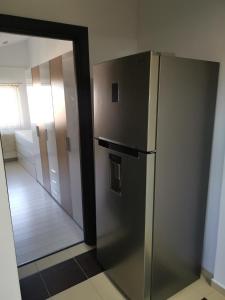 RoşuFun Apartament Militari Residence的镜子间里的不锈钢冰箱