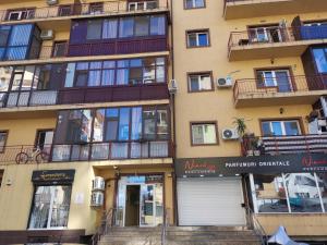 RoşuFun Apartament Militari Residence的公寓大楼前方设有楼梯