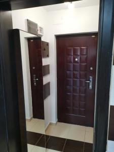 RoşuFun Apartament Militari Residence的一间设有两扇棕色门的浴室